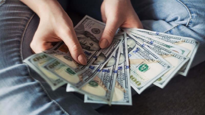 Nằm mơ thấy bạn bè mượn tiền mình đánh con gì