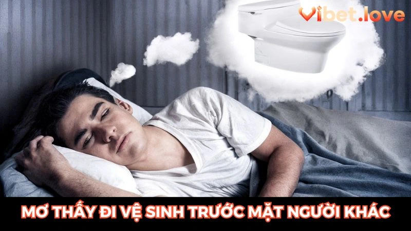 mơ thấy đi vệ sinh trước mặt người khác